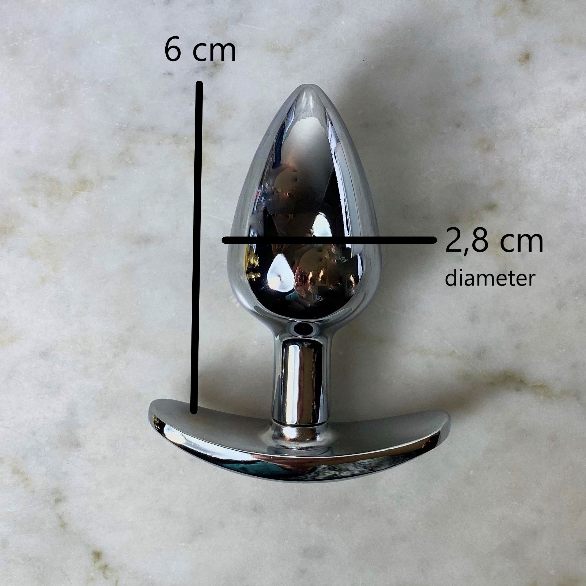 Zilverkleurige metalen buttplug maat S met afmetingen 6 cm x 2,8 cm, bovenaanzicht