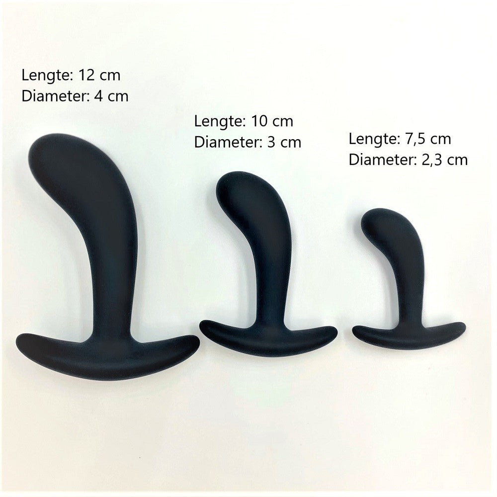 Drie zwarte Star Yed plugs naast elkaar op wit, met lengte en diameter per maat