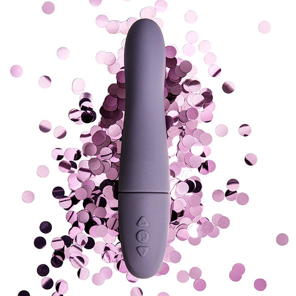 Classy vibrator van Tickler in paars, bovenaanzicht op roze confetti en witte achtergrond