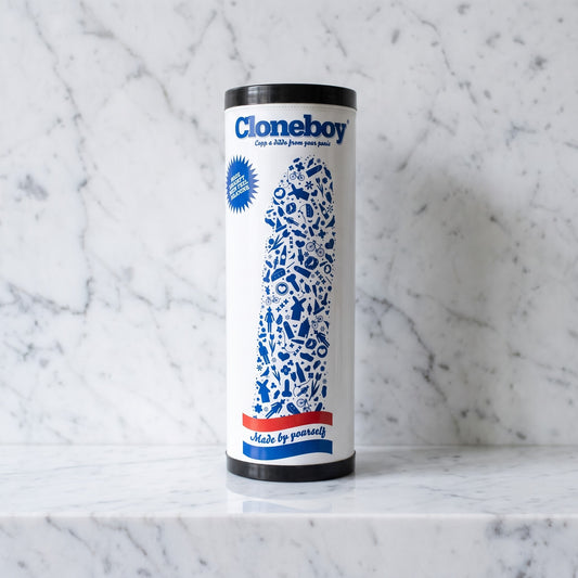 Witte koker met Delfts blauwe icoontjes rechtop op een marmeren plank, Cloneboy dildo maakset