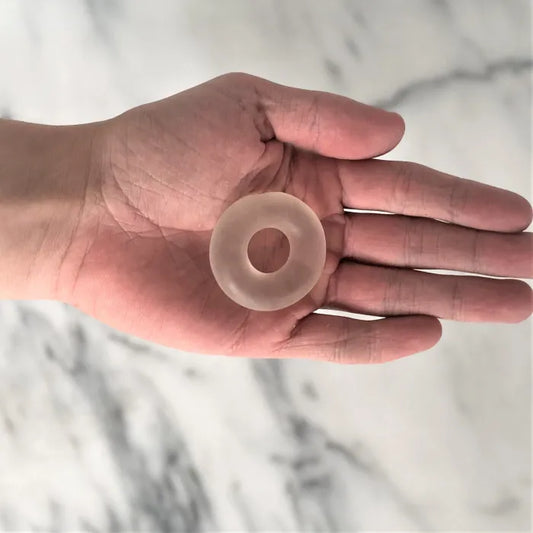 Cockring Basic Super Stretchy in de hand, voor een indruk van het formaat