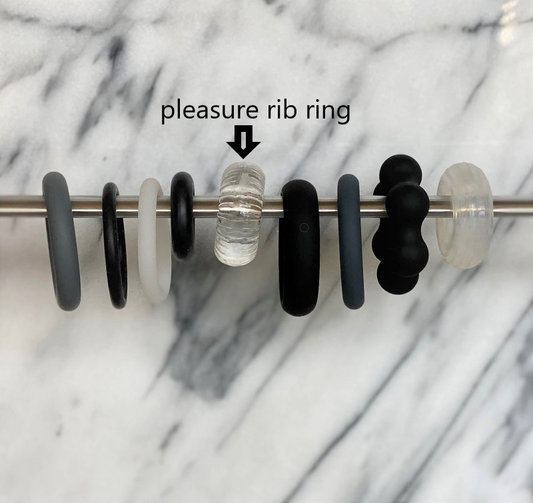 Close-up detail van de geribde structuur en hoogwaardige siliconen afwerking van de intimiteitsring