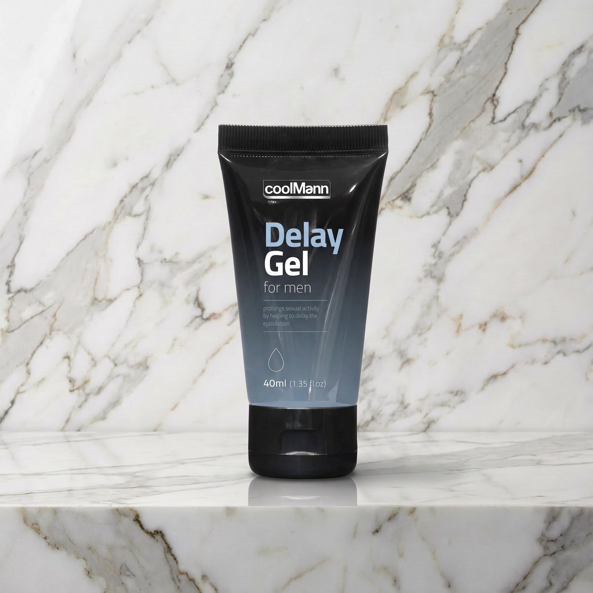 Zwart-grijze tube Delay Gel for men rechtop op een marmeren plank, coolMann