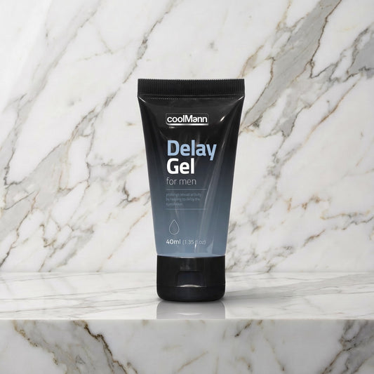 Zwart-grijze tube Delay Gel for men rechtop op een marmeren plank, coolMann
