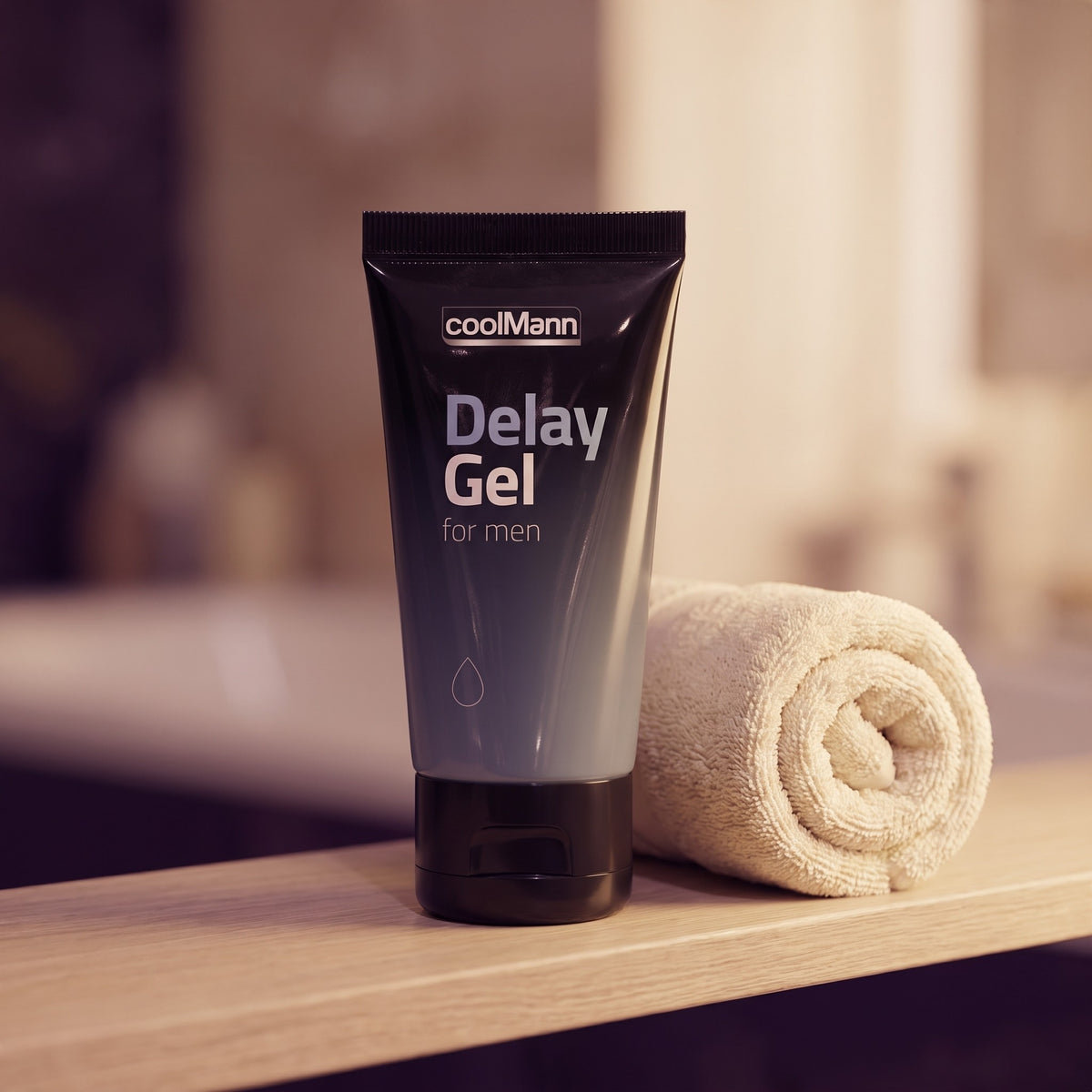 Sfeerbeeld: tube coolMann Delay Gel op een badkamerplank naast een opgerolde handdoek