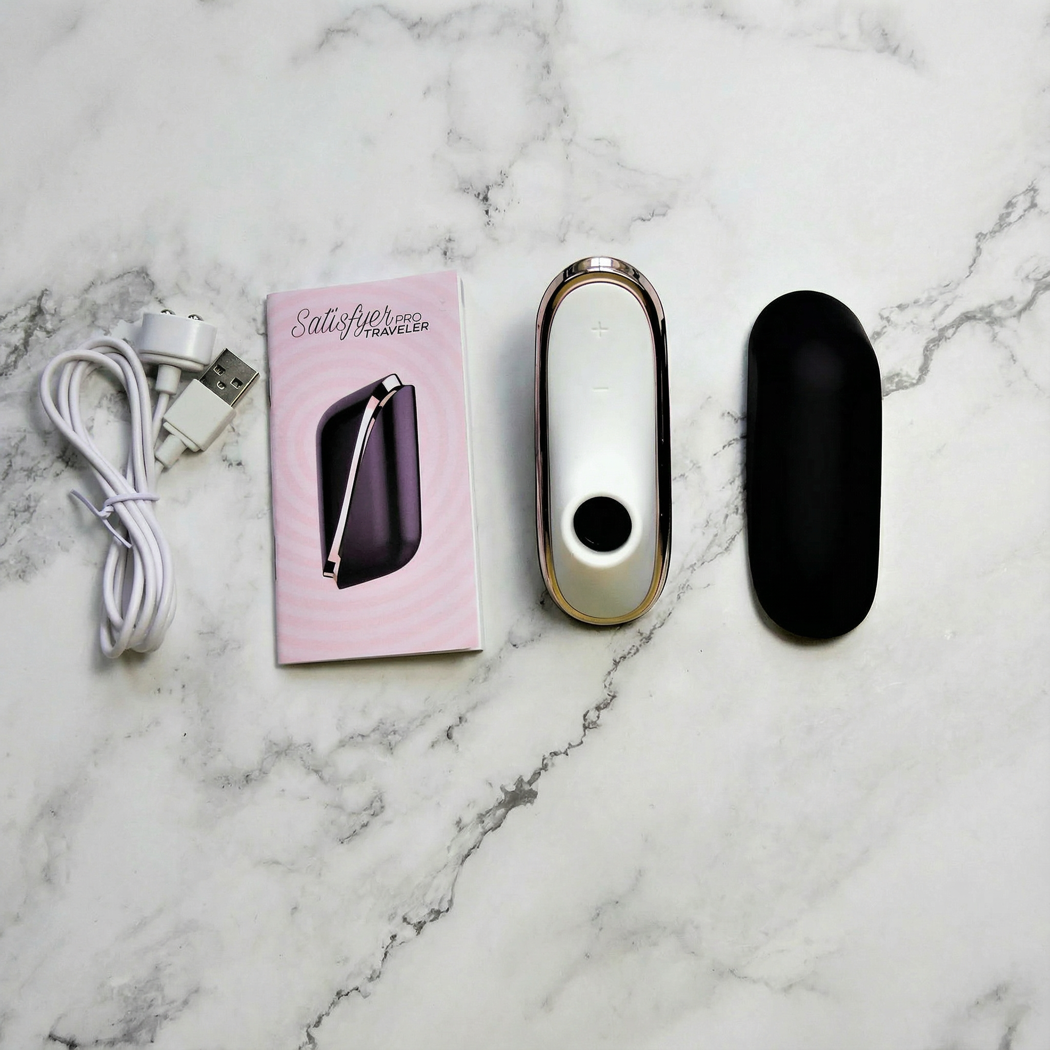 Inhoud van de doos van de Satisfyer Pro Traveler: oplaadkabel, vibrator en etui