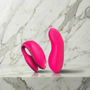 We-Vibe Chorus Pro zwart met bijgeleverde oplaadkabel en luxe verpakking