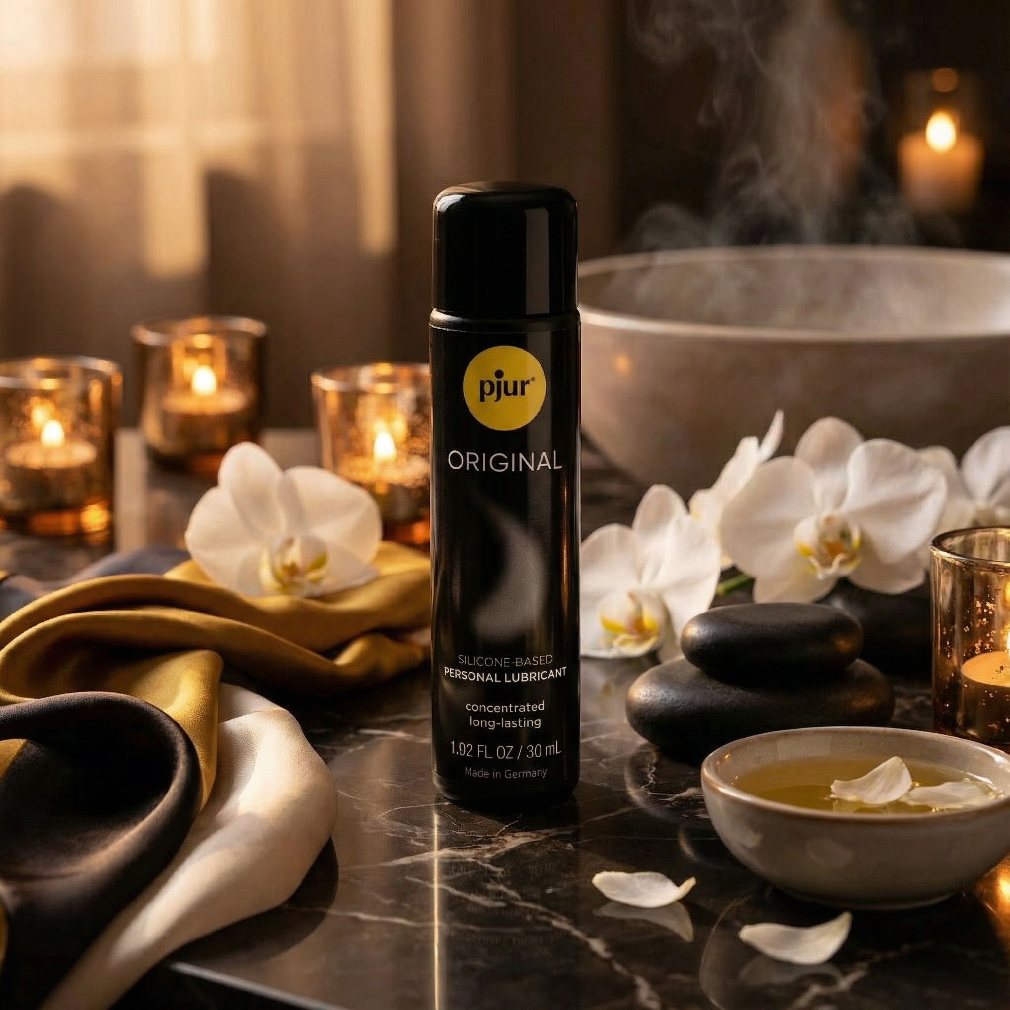 pjur Original glijmiddel 30 ml in sfeervolle spa-setting met orchideeën, kaarsen en hotstones