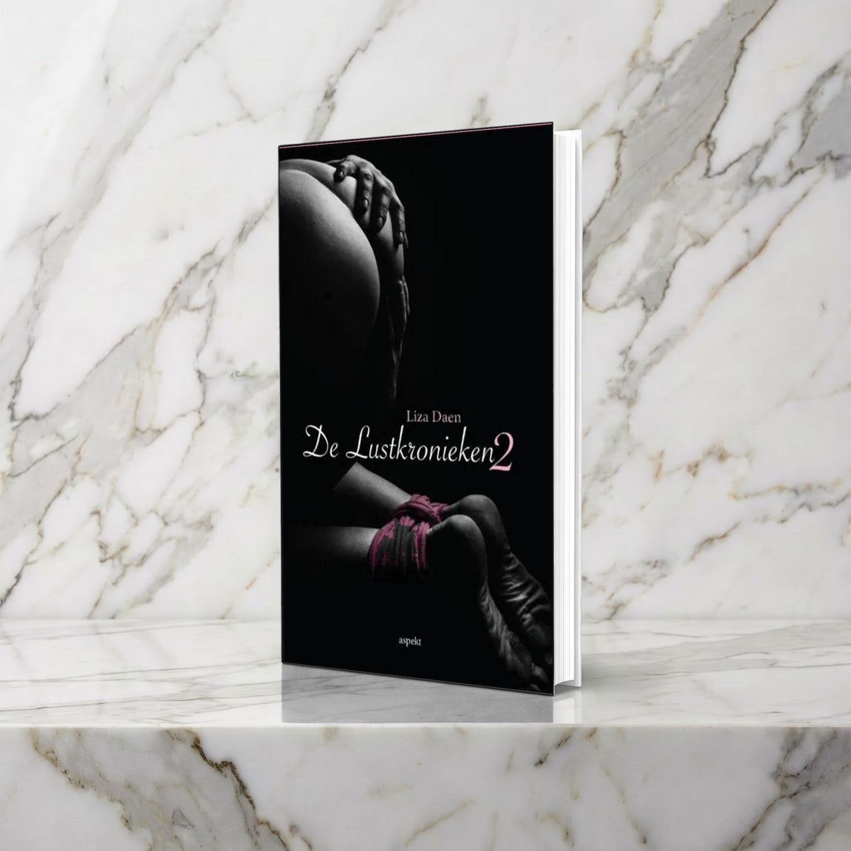 Boek De Lustkronieken 2 van Liza Daen rechtop op een marmeren plank