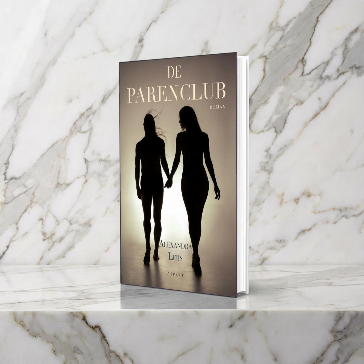 Roman De Parenclub rechtop op een marmeren plank, een boek van Alexandra Leijs