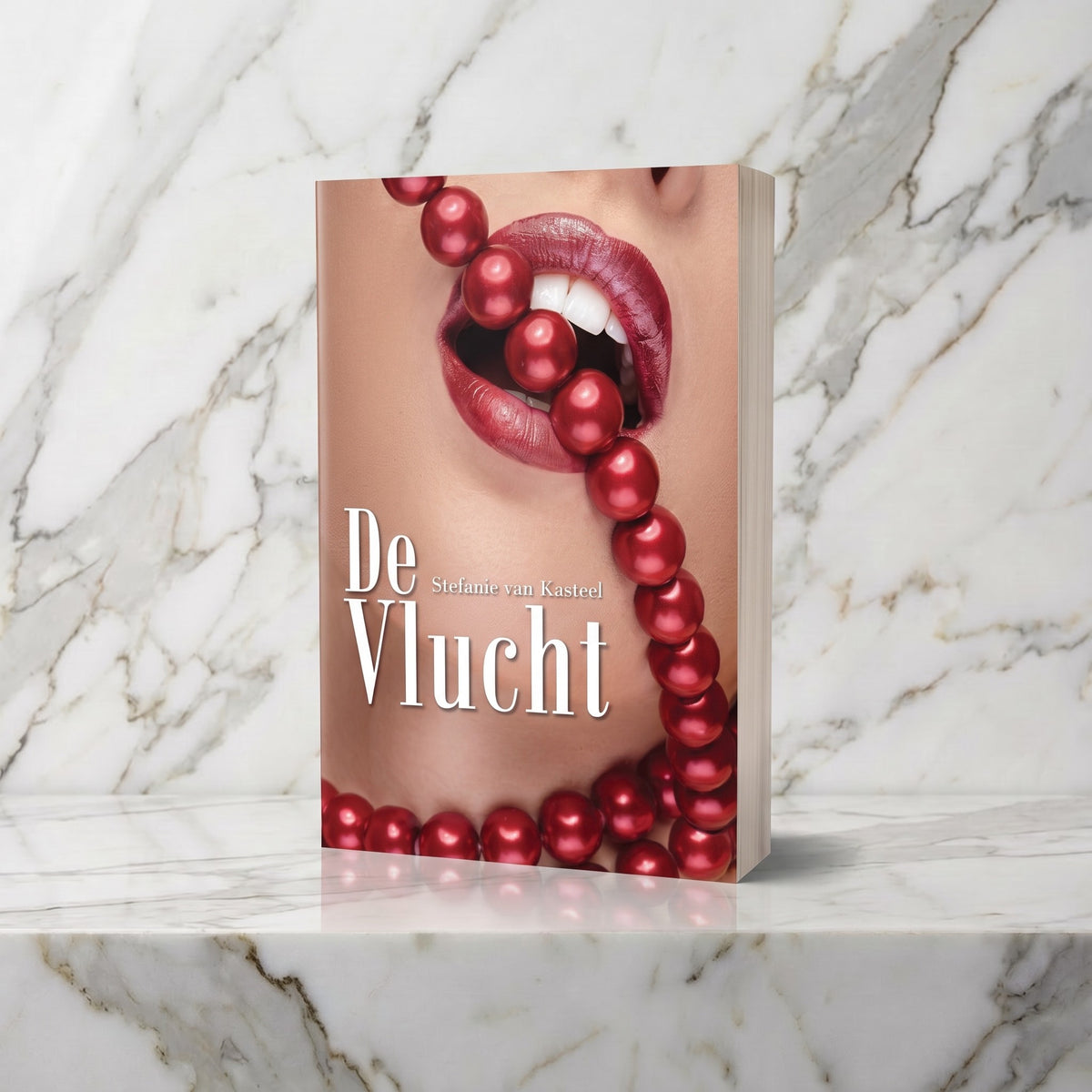 Boek De Vlucht met rode lippen en parels op een marmeren plank, Stefanie van Kasteel