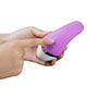 Dibe Pleasure Stimulator paarse clitorisvibrator in hand, bedieningsknoppen zichtbaar