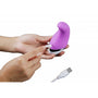 Dibe vibrator lila vastgehouden in handen met USB-oplaadkabel, magnetische aansluiting