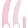 De drie delen van de Inspire dilatorset op wit: twee roze siliconen dilators met vingerlus en de bullet vibrator