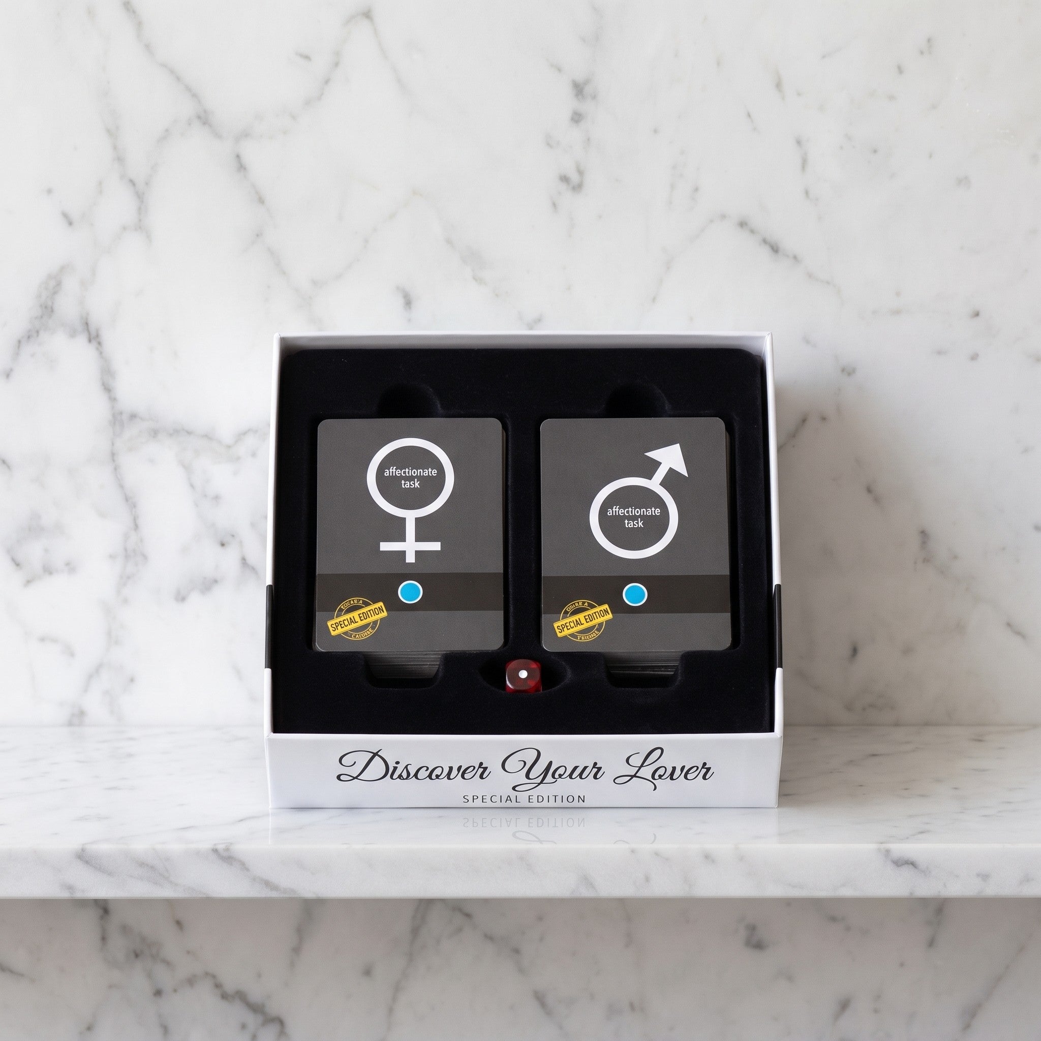 Open doos van het kaartspel Discover Your Lover op een marmeren plank
