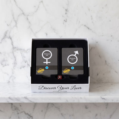 Open doos van het kaartspel Discover Your Lover op een marmeren plank
