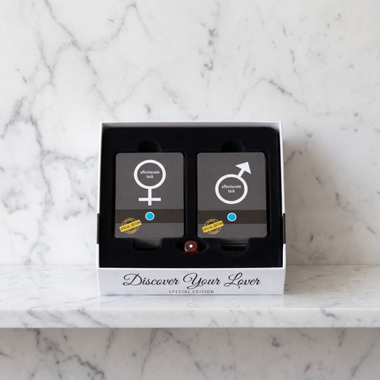 Open doos van het kaartspel Discover Your Lover op een marmeren plank