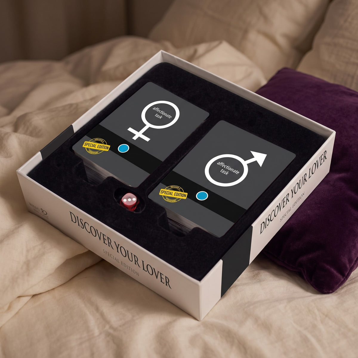 Sfeerbeeld: kaartspel Discover Your Lover op creme linnen naast een paars kussen