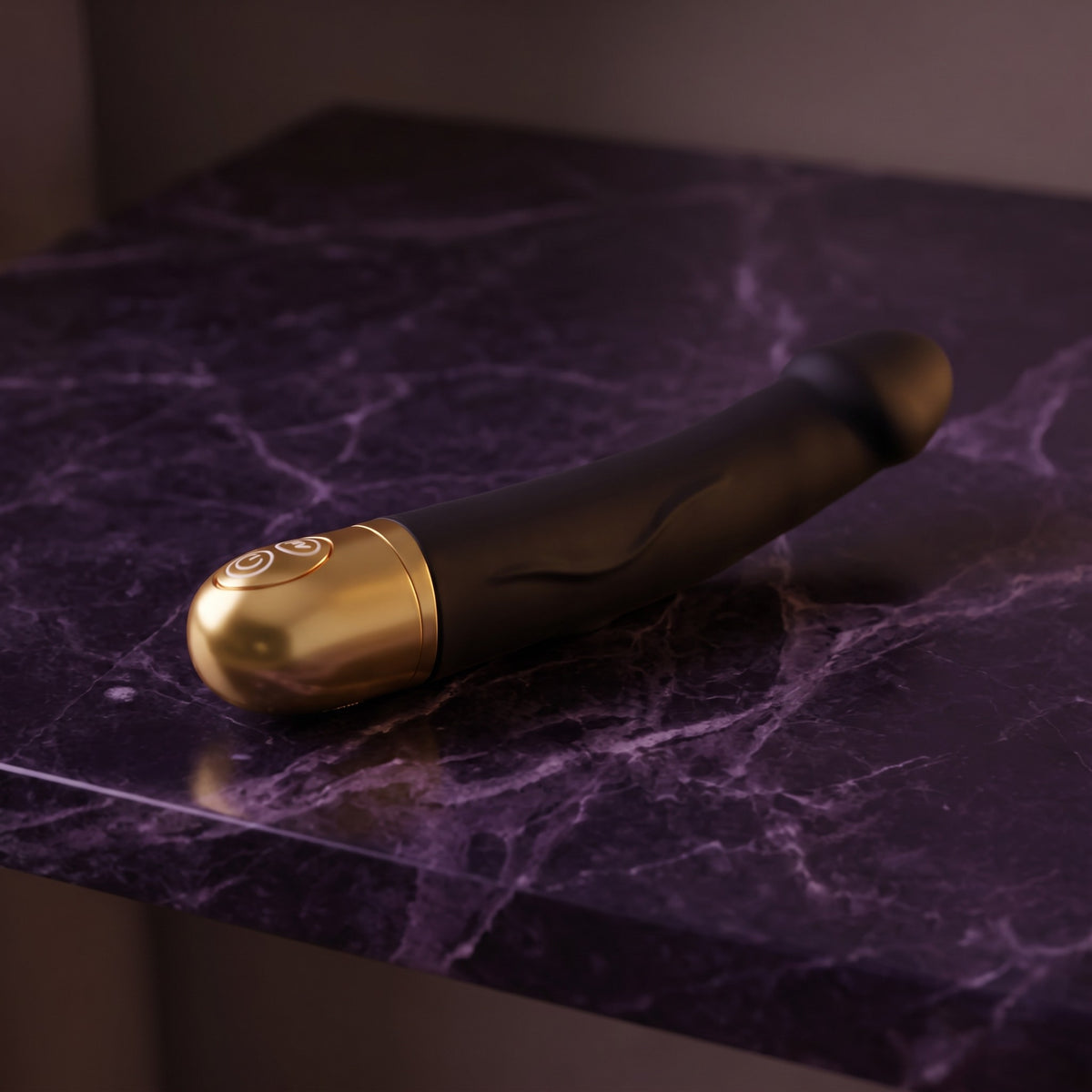 Sfeerbeeld: zwarte vibrator met gouden onderkant op donkerpaars marmer, Dorcel Real Vibration M