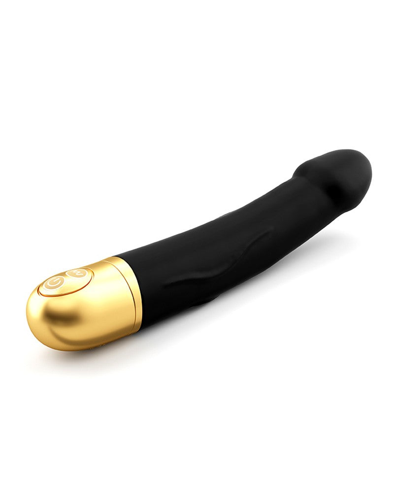 Sfeervolle styling met De Paarse Keizerin vibrator in poeder roze-beige tussen zachte textiel en decoratie