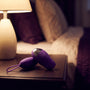 Sfeerbeeld: paarse Dorr Spot op een nachtkastje naast een brandende lamp