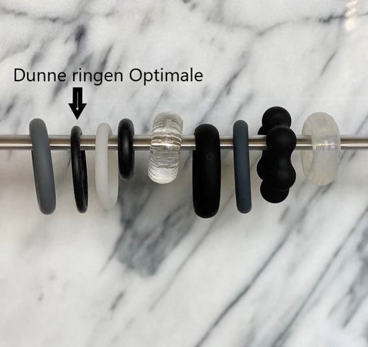 Set dunne soepele cockringen in diverse kleuren op metalen staaf