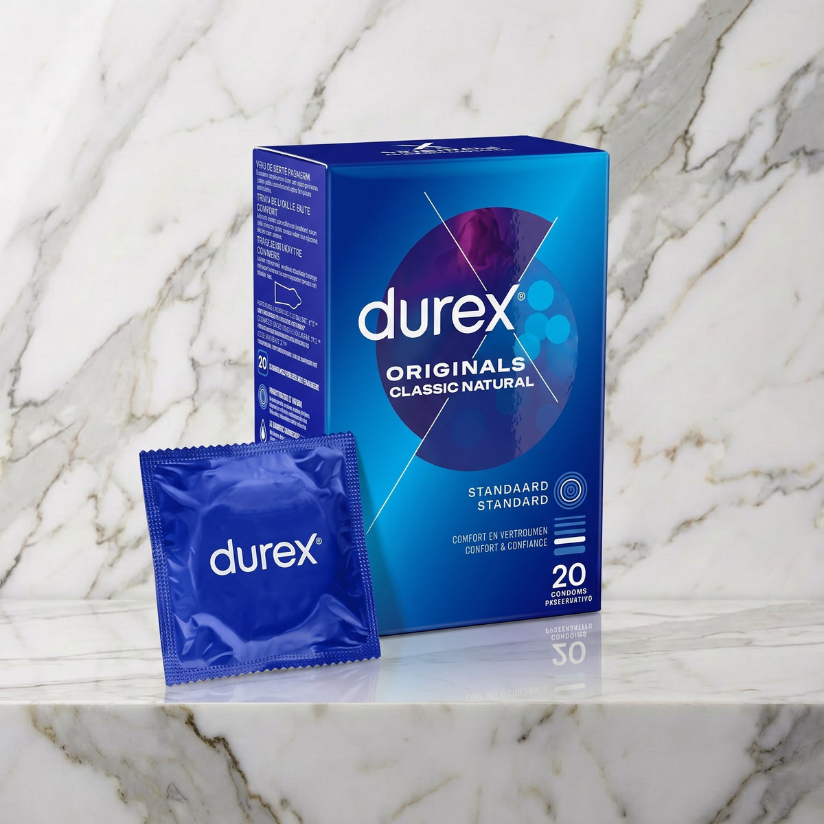 Doos Durex Classic Natural condooms met een condoomzakje op een marmeren plank