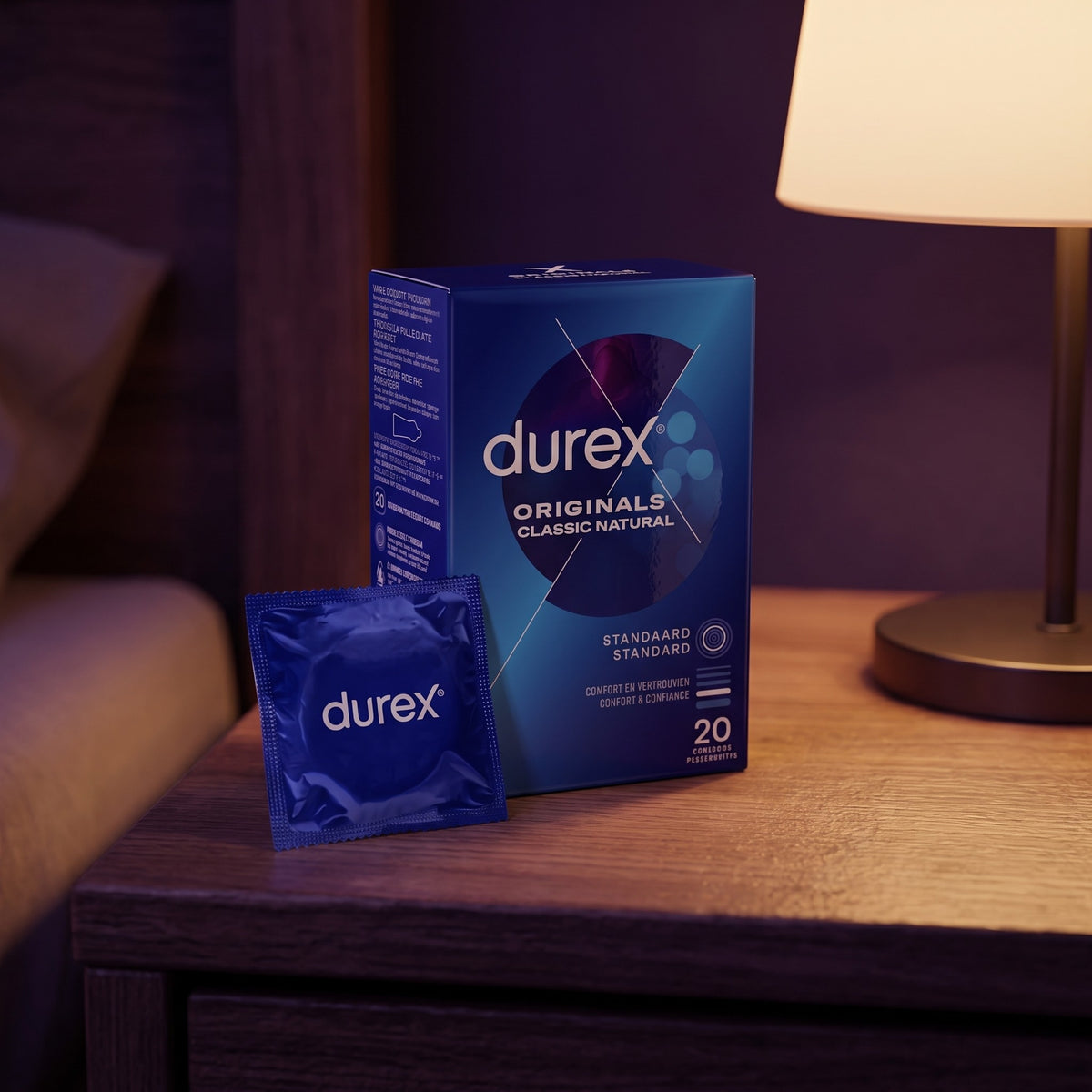 Sfeerbeeld: doos Durex Classic Natural condooms op een houten nachtkastje bij lamplicht