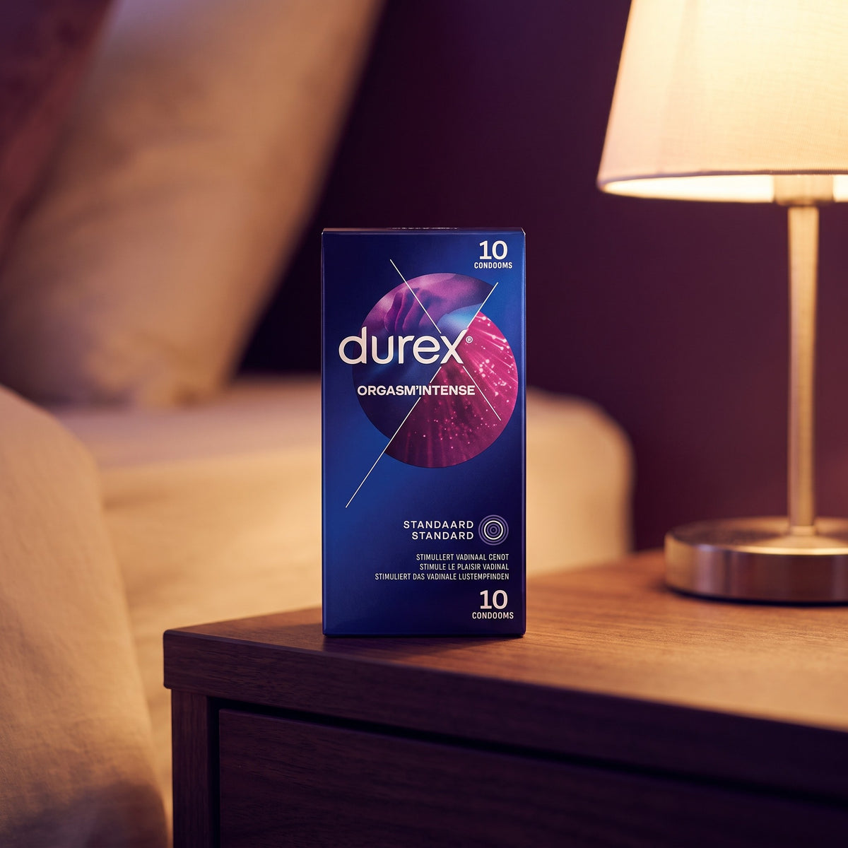 Sfeerbeeld: doos Durex Intense Orgasme condooms op een nachtkastje bij een lampje