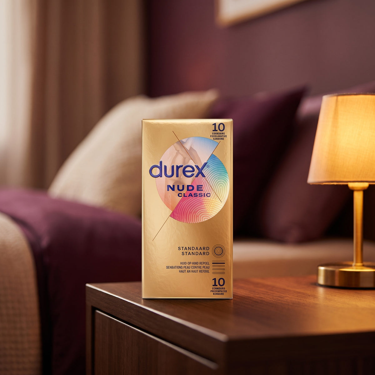 Sfeerbeeld: doos Durex Nude Classic condooms op een nachtkastje bij een lampje