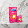 Roze doosje Durex Pleasure Me condooms met los zakje op een marmeren plank