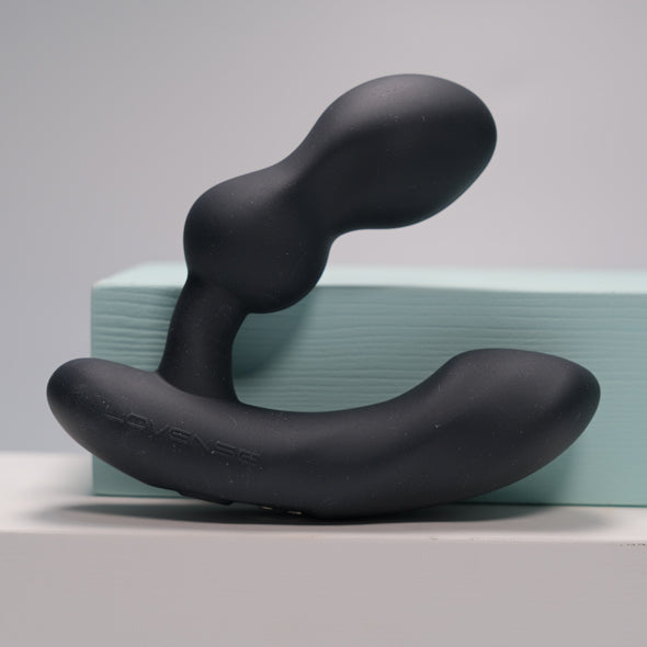 Edge 2 prostaatmassager in zwart siliconen naast turquoise verpakking, zijaanzicht