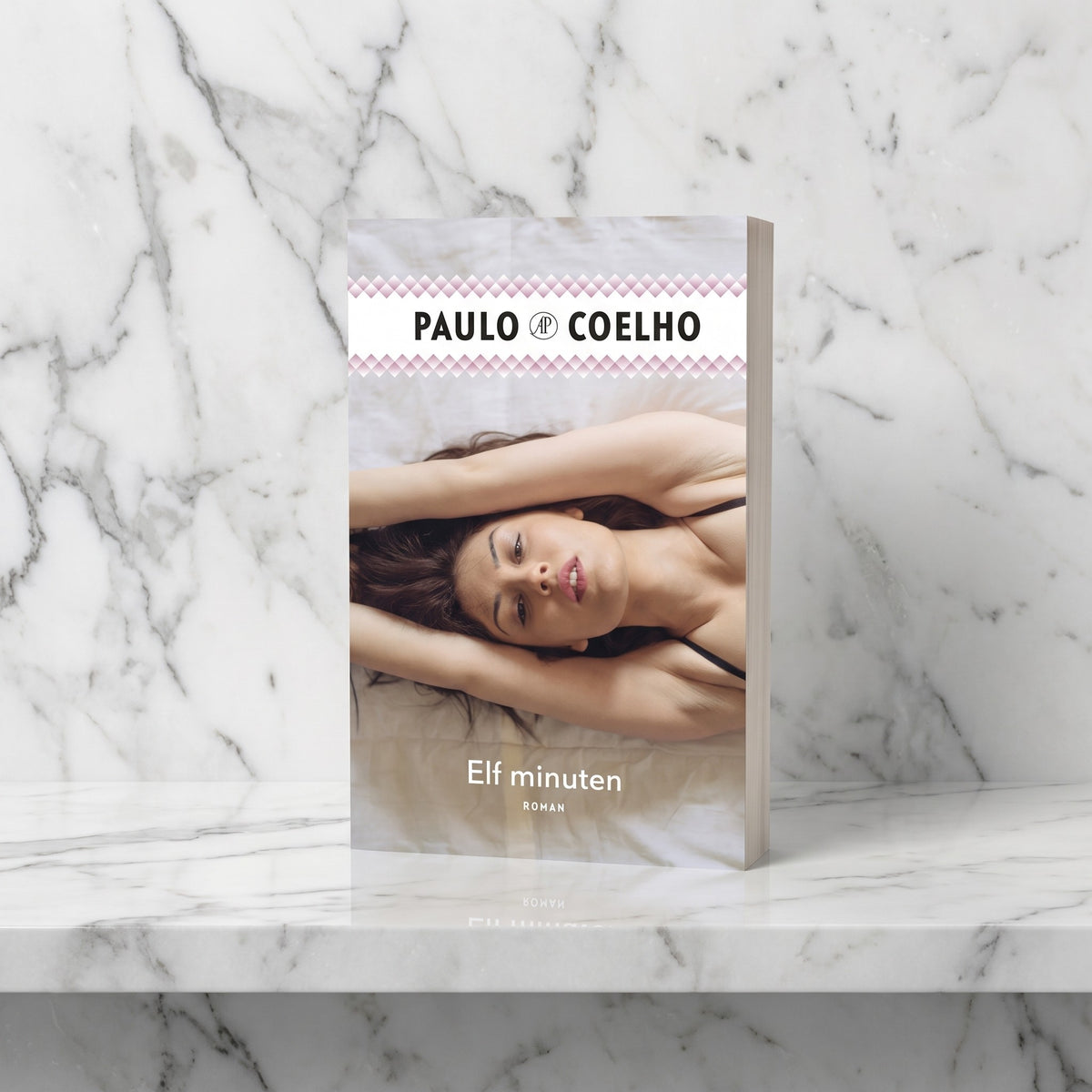Boek Elf minuten van Paulo Coelho rechtop op een marmeren plank