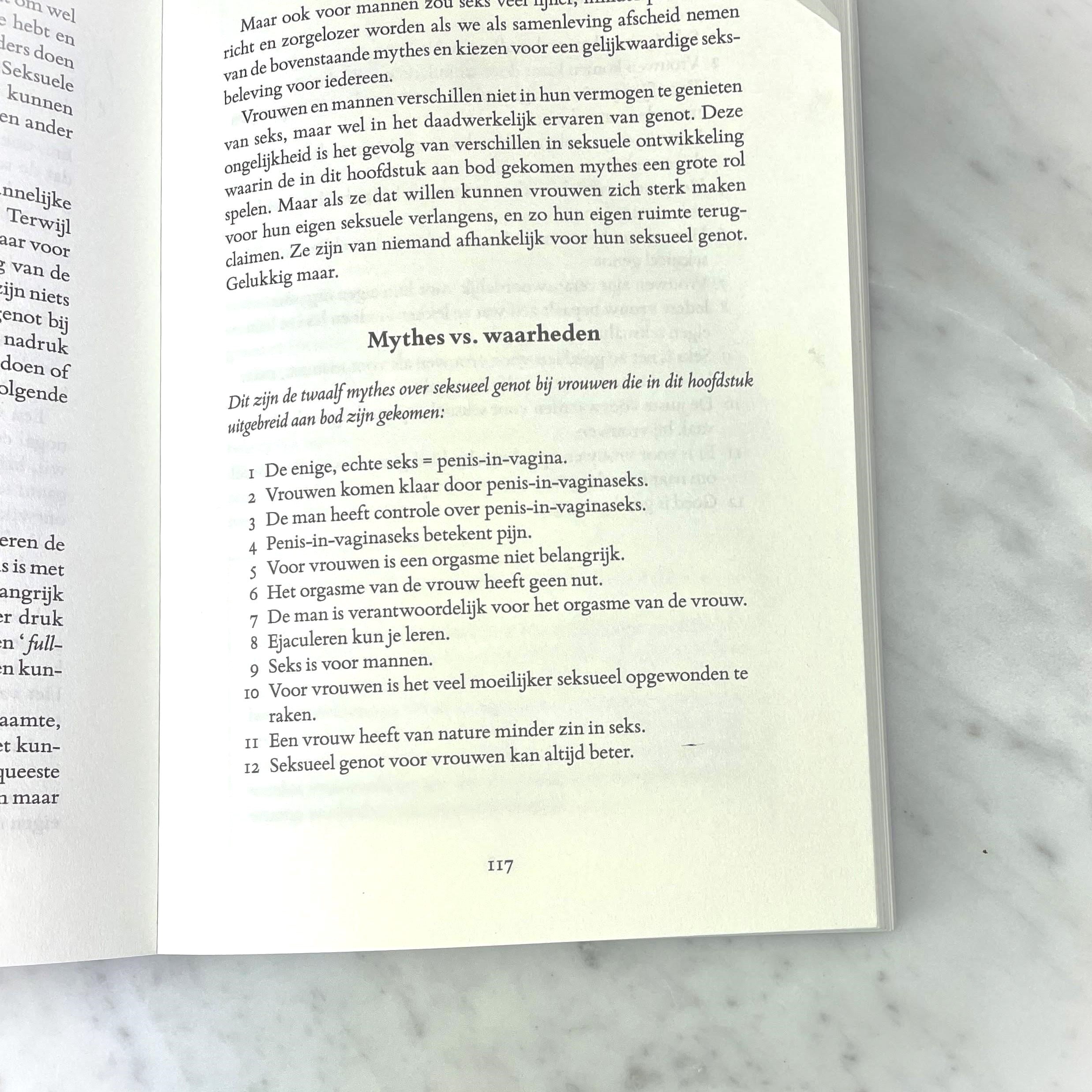 Opengeslagen bladzijde 117 van Wellust met de lijst van twaalf mythes over seksueel genot