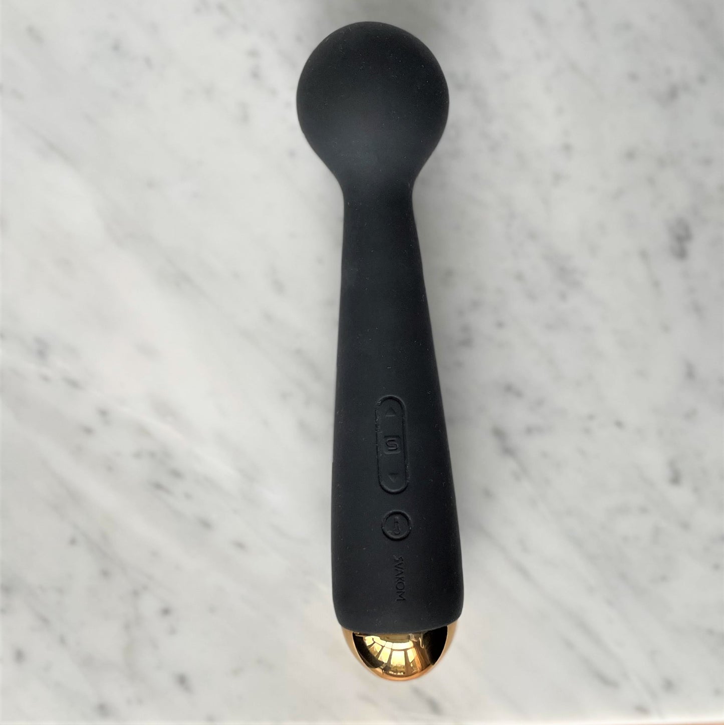 Emma Neo Wand vibrator bovenaanzicht met bedieningsknoppen en ronde wandkop