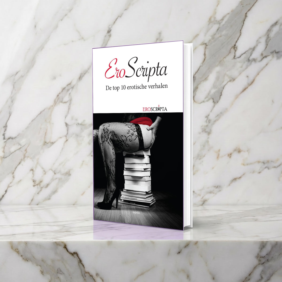 Boek EroScripta, de top 10 erotische verhalen, rechtop op een marmeren plank