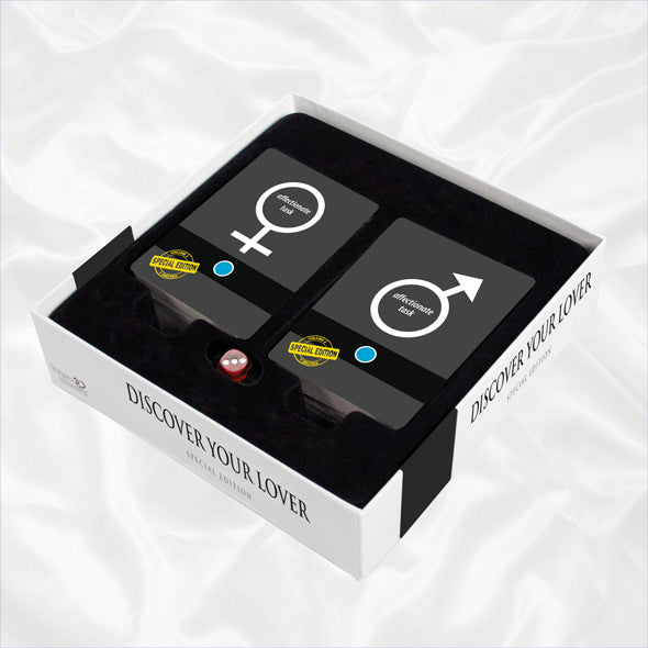 Open doos Discover Your Lover met stapels kaarten voor haar en hem en een rode dobbelsteen