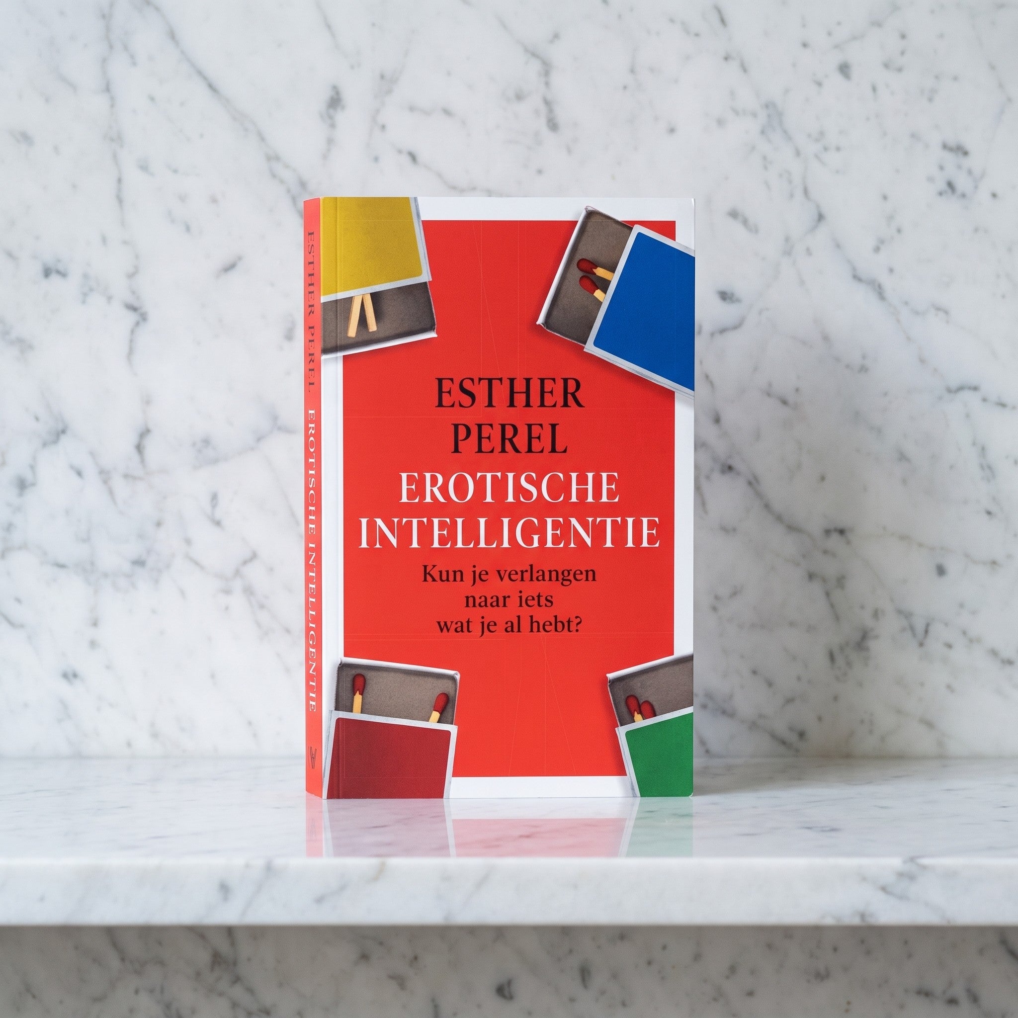 Rode paperback Erotische intelligentie op een marmeren plank, boek van Esther Perel