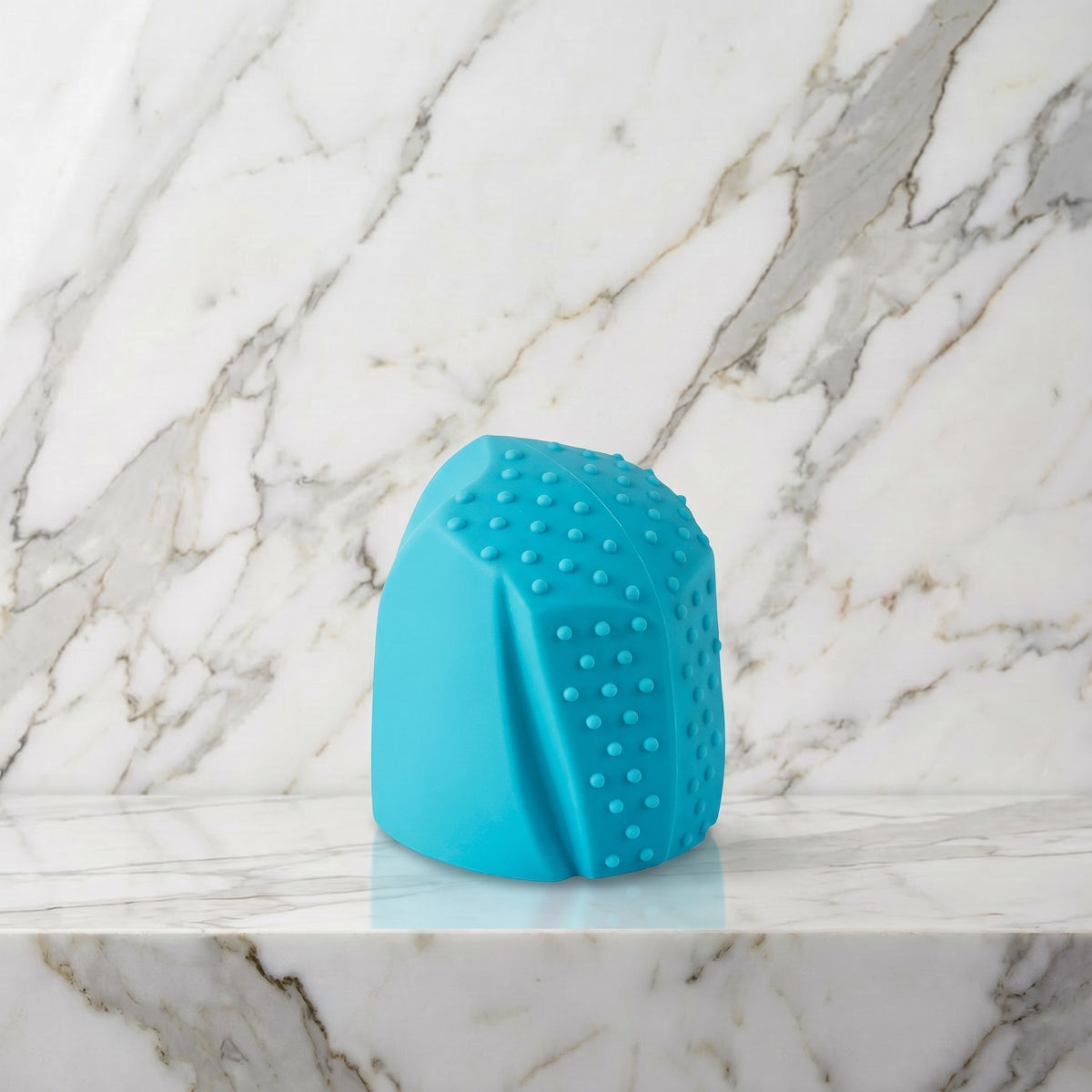 Blauw Genio opzetstuk met nopjes rechtop op een marmeren plank, Europe Magic Wand