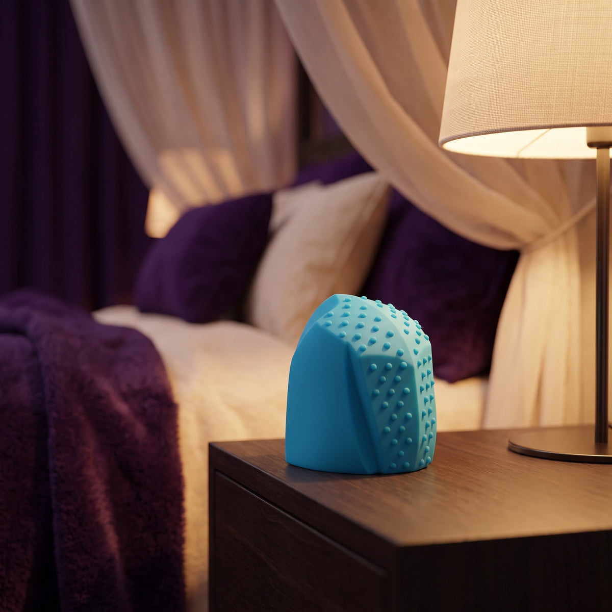 Sfeerbeeld: blauw Genio opzetstuk op een houten nachtkastje naast een brandende lamp