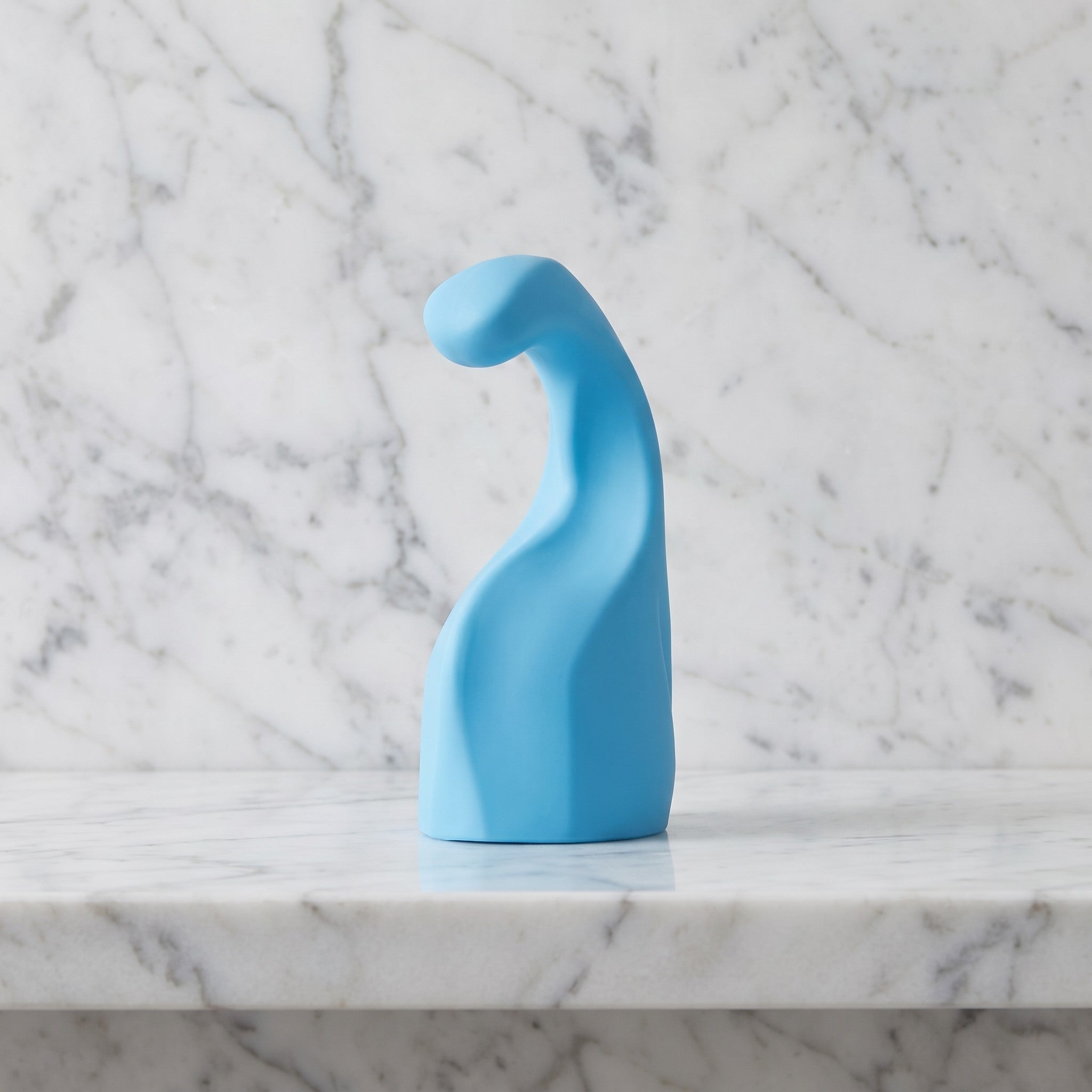 Blauw Genius opzetstuk met gebogen vinger rechtop op een marmeren plank, Europe Magic Wand