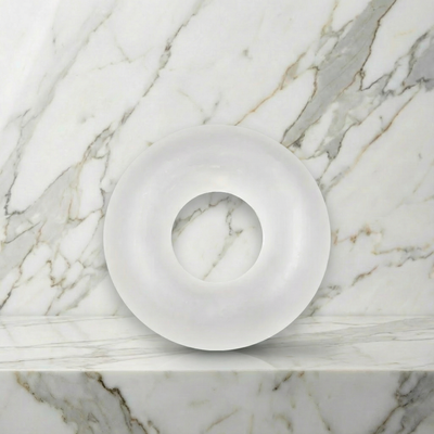 Cockring Basic Super Stretchy van De Paarse Keizerin op witte achtergrond, rekbare penisring voor intimiteit