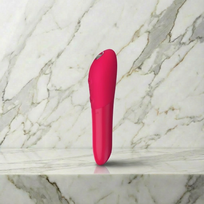 Kersrode Tango X mini vibrator rechtop op een marmeren plank, van We-Vibe