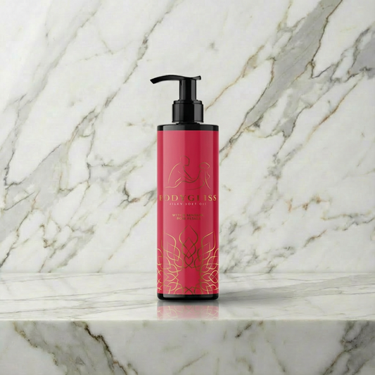 Body Gliss massage olie met rozenblaadjes in transparante fles van 150ml op witte achtergrond