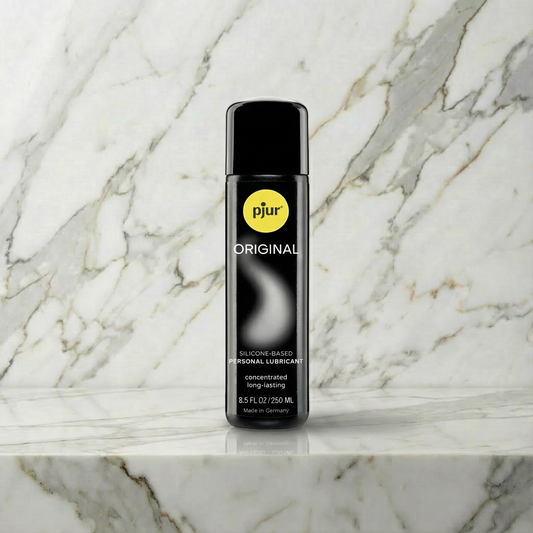 Zwarte pjur Original siliconenbasis glijmiddel 250 ml op marmeren plank tegen marmeren achtergrond