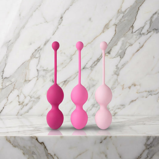 Drie roze dubbele kegels in oplopende tint op een marmeren plank, FemmeFit Advanced