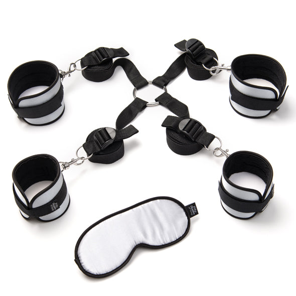 Zijaanzicht bondage set Hard Limits met zichtbare details en accessoires van De Paarse Keizerin