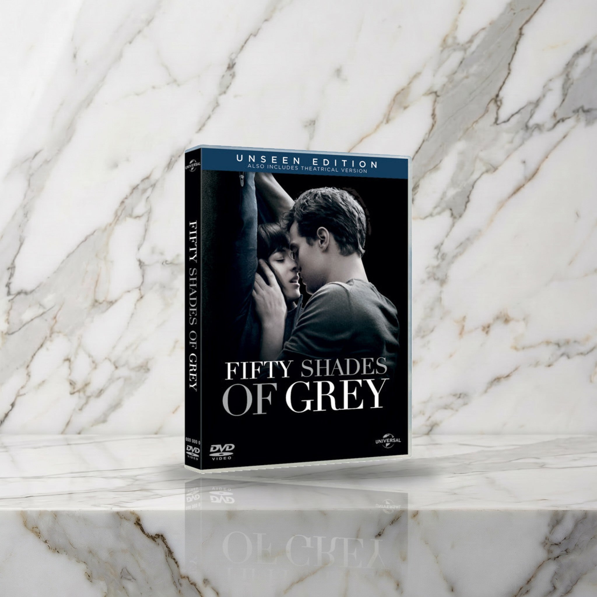 Dvd-hoes Fifty Shades of Grey, Unseen Edition, rechtop op een marmeren plank