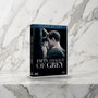 Dvd-hoes Fifty Shades of Grey, Unseen Edition, rechtop op een marmeren plank