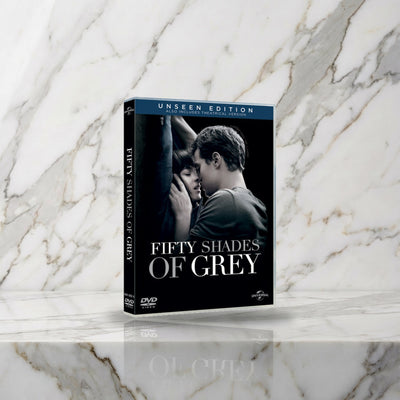 Dvd-hoes Fifty Shades of Grey, Unseen Edition, rechtop op een marmeren plank